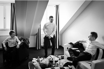 Der Hochzeits Fotograf in Luzern setzt den Bräutigam beim Getting Ready in Szene. - 
